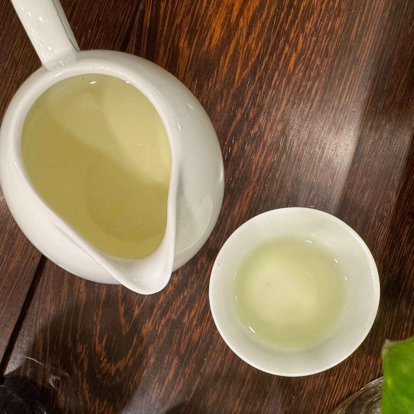 西湖雨前龍井茶湯清澈明亮 A Clean and Bright Infusion of Xihu Pre-Rain Lung Ching Tea