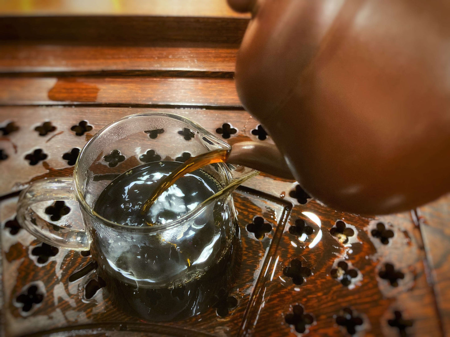 20年舊普洱柑桔茶茶湯褐紅色油亮,醇厚順滑 | The tea infusion of 20 Year Aged Pu Erh Tangerine Tea has a glossy reddish-brown color and a smooth and mellow palate