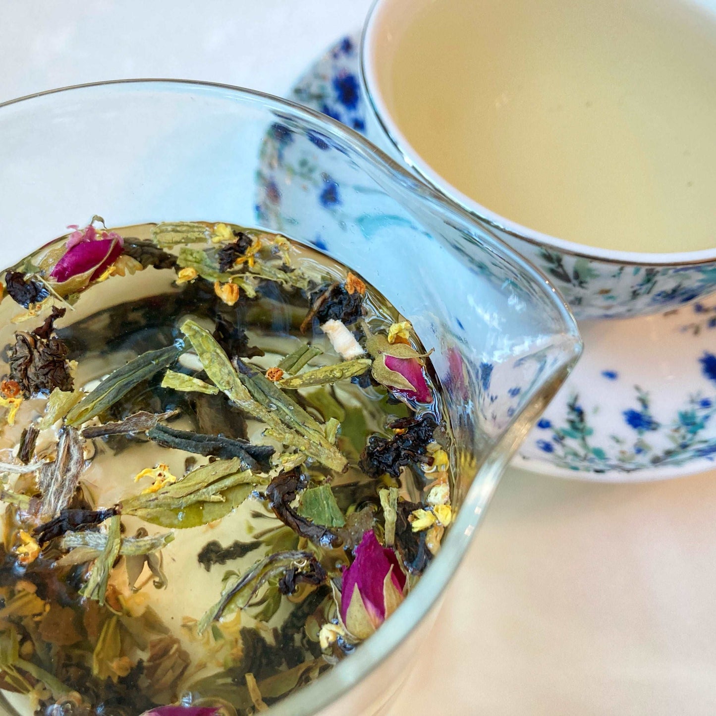 洪發六合養生茶湯色淡黃清澈,清香優雅 | Hung Fat Six Harmonies Tea has a light yellow and clear infusion, with a delicate and elegant fragrance