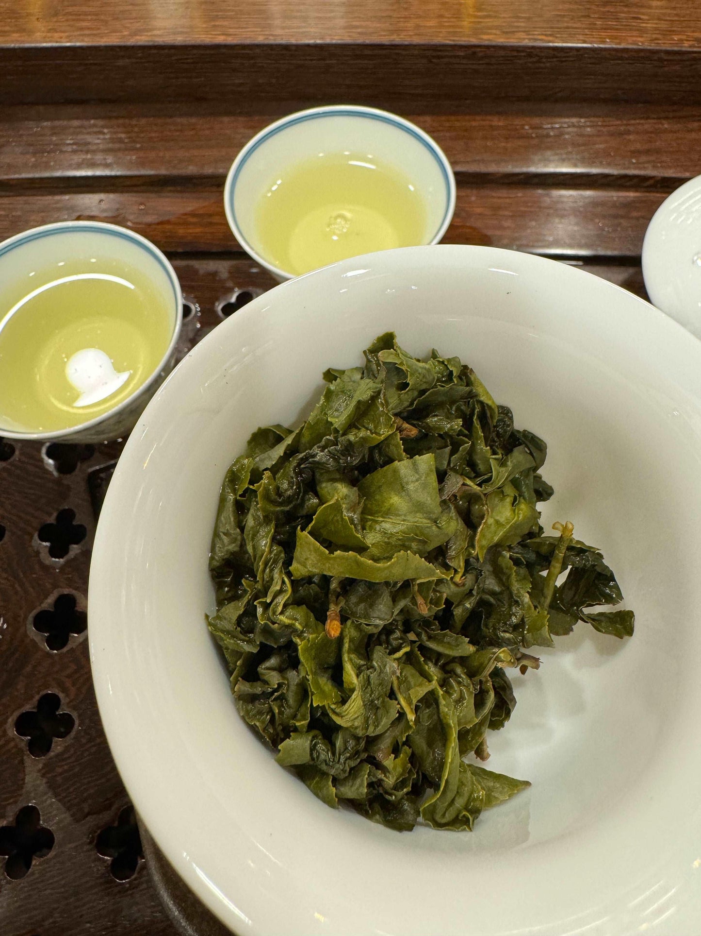 台灣阿里山珠露高山烏龍茶湯色清澈明亮,葉底嫩綠厚壯 | The Taiwan Alisan Zhu Lu high mountain oolong tea has a clear and bright infusion, with tender green and plump leaves