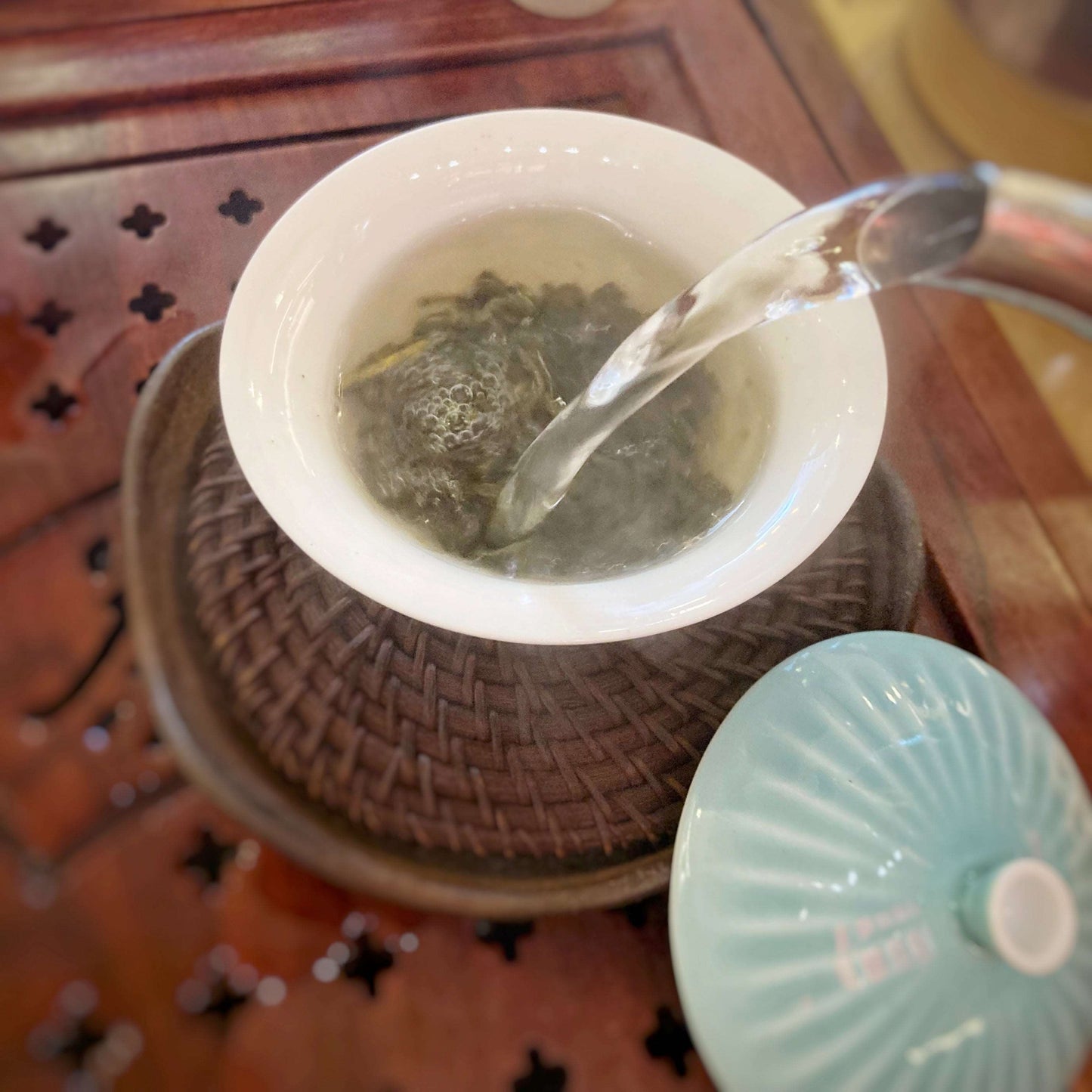以蓋碗沖泡翠玉人參,茶葉於水中流轉,茶香四溢 | Brewing Jade Ginseng Oolong Tea in Gaiwan, the tea leaves gently infuse in the water, releasing a captivating aroma
