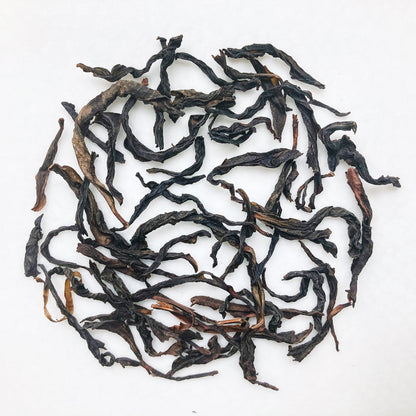 鴨屎香單叢茶葉粗壯厚實，呈卷曲長條狀 | Duck Shit Dan Cong Tea Loose Leaves are robust and sturdy, tightly curled with a long and rolled shape