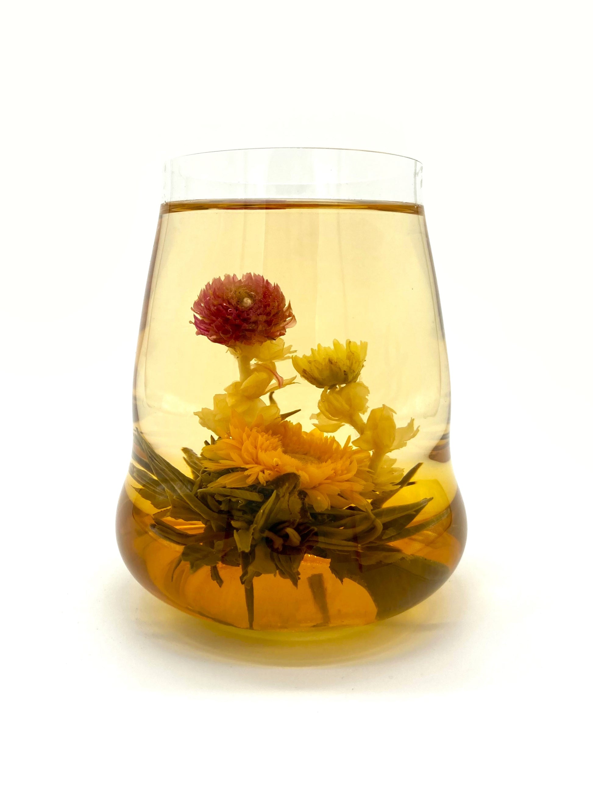 花球花於玻璃杯中展出，如鮮花盛開 | Blooming tea ball unfurls in a glass cup, resembling blooming flowers