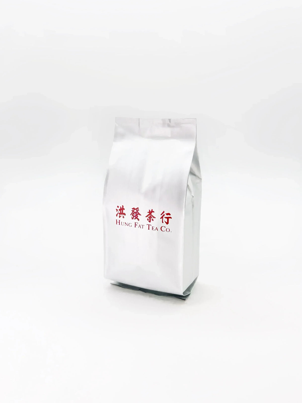 銀色袋裝，印有洪發茶行標誌 | Aluminium foil bag with the Hung Fat Tea Co. logo