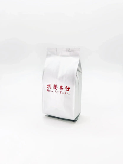 銀色袋裝，印有洪發茶行標誌 | Aluminium foil bag with the Hung Fat Tea Co. logo