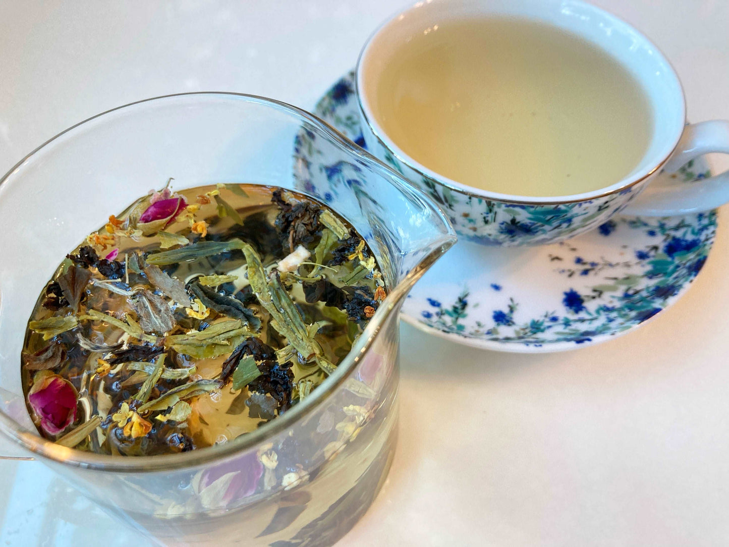 洪發六合養生茶湯色淡黃清澈，清香優雅 | Hung Fat Six Harmonies Tea has a light yellow and clear infusion, with a delicate and elegant fragrance