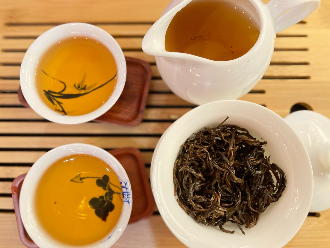 祁門紅茶茶湯紅亮清澈，口感醇厚香甜 | Keemun Black Tea has a bright and clear red liquor, offering a rich, mellow, and sweet taste