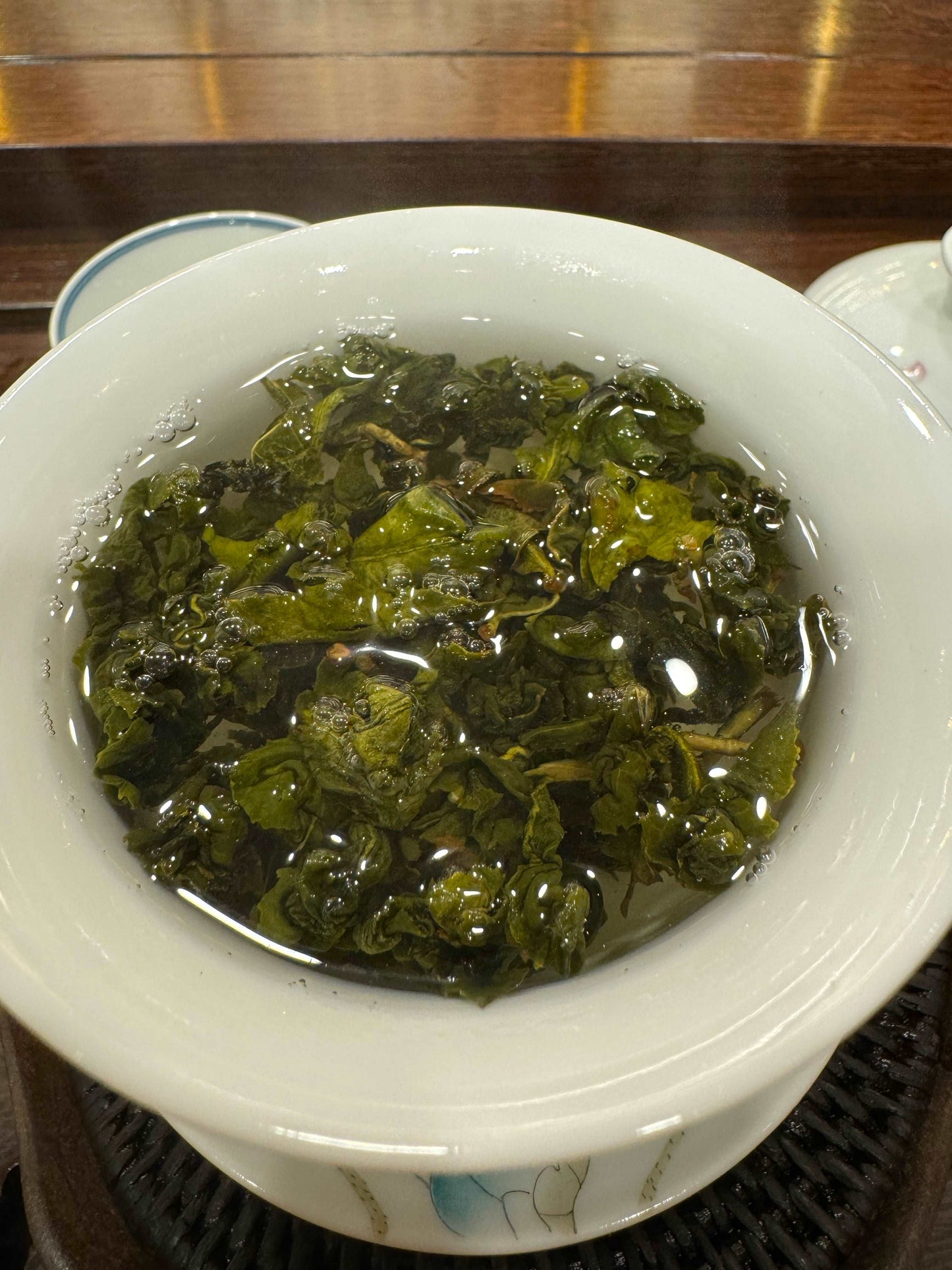台灣阿里山珠露茶宜以白瓷蓋碗沖泡 | Taiwan Alisan high mountain oolong tea is best brewed in a white porcelain gaiwan