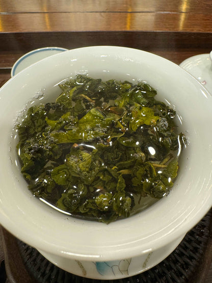 台灣阿里山珠露茶宜以白瓷蓋碗沖泡 | Taiwan Alisan high mountain oolong tea is best brewed in a white porcelain gaiwan