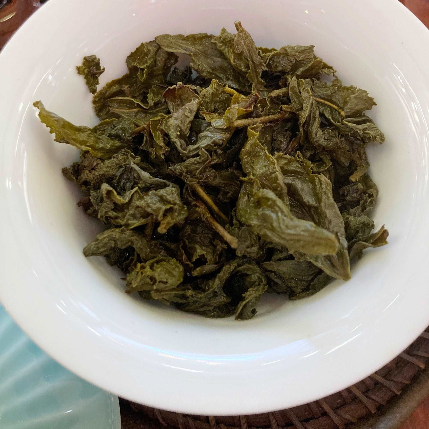 台灣翠玉人參烏龍茶葉沖泡後葉底翠綠肥壯 | Taiwan Jade Ginseng Oolong Tea reveal plump, vibrant green leaves after brewing