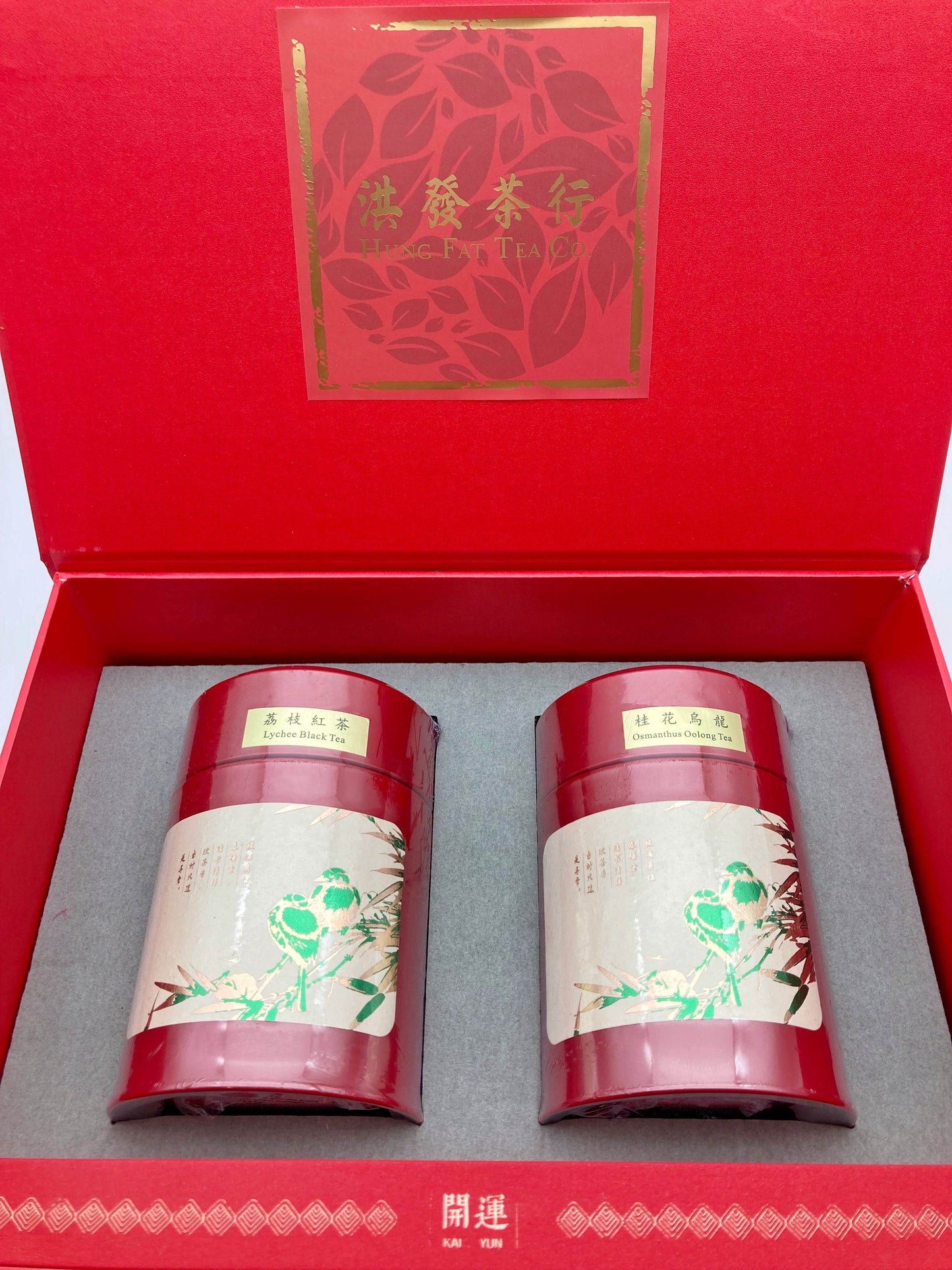 打開禮盒有兩罐茶葉，分別為荔枝紅茶及桂花烏龍 | Upon opening the gift box, you will find two cans of tea, namely Lychee Black Tea and Osmanthus Oolong Tea