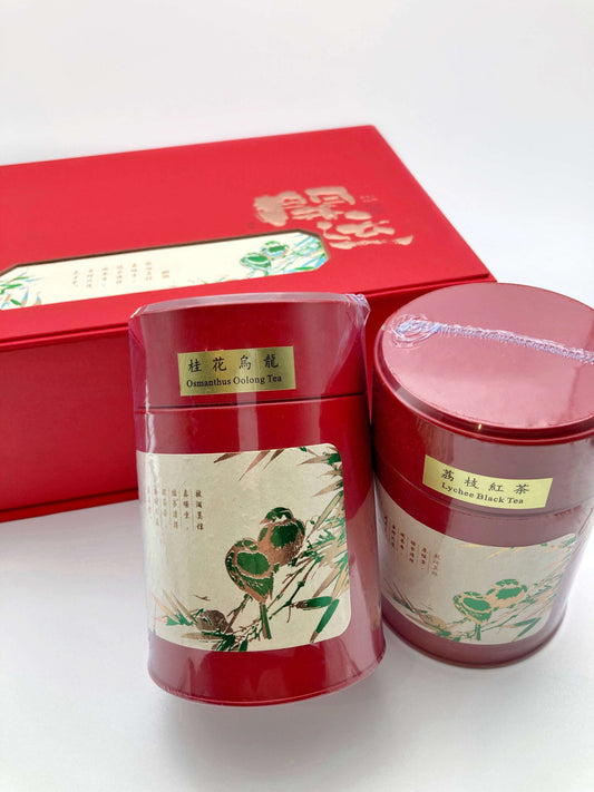 打開禮盒有兩罐茶葉，分別為荔枝紅茶及桂花烏龍 | Upon opening the gift box, you will find two cans of tea, namely Lychee Black Tea and Osmanthus Oolong Tea