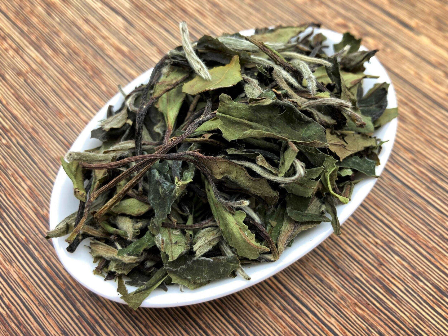 白牡丹王茶葉色澤翠綠，支葉完整 | The loose leaves of White Peony Tea feature a lush green color and are intact with full leaves